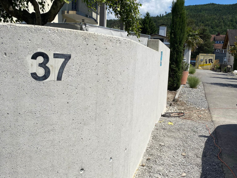 Küng Bodenbau GmbH, Thüringen, Vorarlberg, Tirol, Oberflächenbearbeitung, Beton- und Asphaltflächen im Innen- und Außenbereich, Gartenmauer